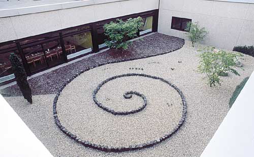 “I experienced it as very exciting how you gain dynamic power for the whole organisation out of this impressive artistic potential. Your efforts represent an example for me.” Prof Dr Kurt Monser, Business director of the FTK, Research Institute for Telecommunications, Dortmund, 06.02.2003